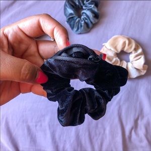 Zipper Pocket Scrunchie- Black